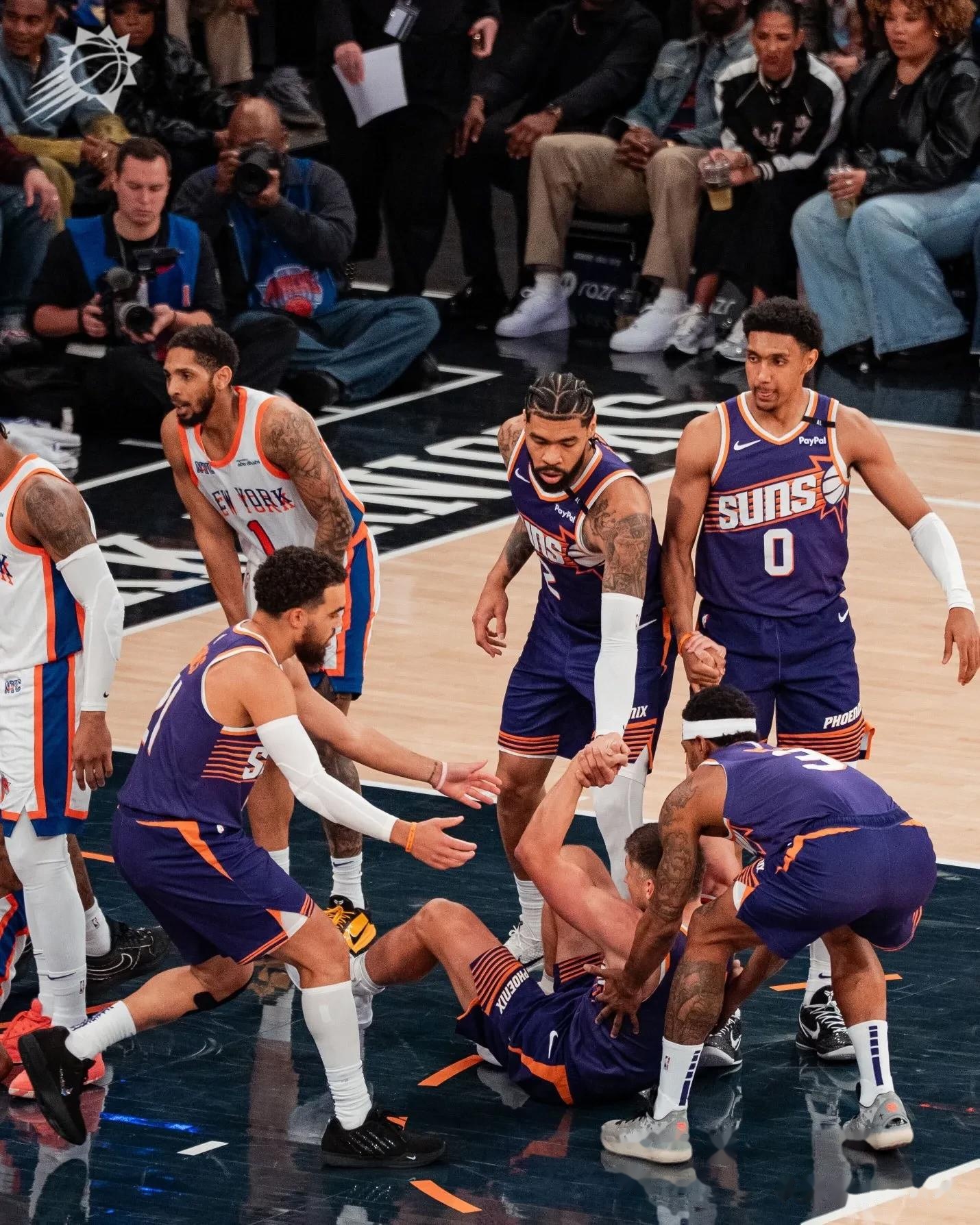 关于湖人B队血洗尼克斯,布克绝境逆转的信息 关于湖人B队血洗尼克斯,布克绝境逆转的信息