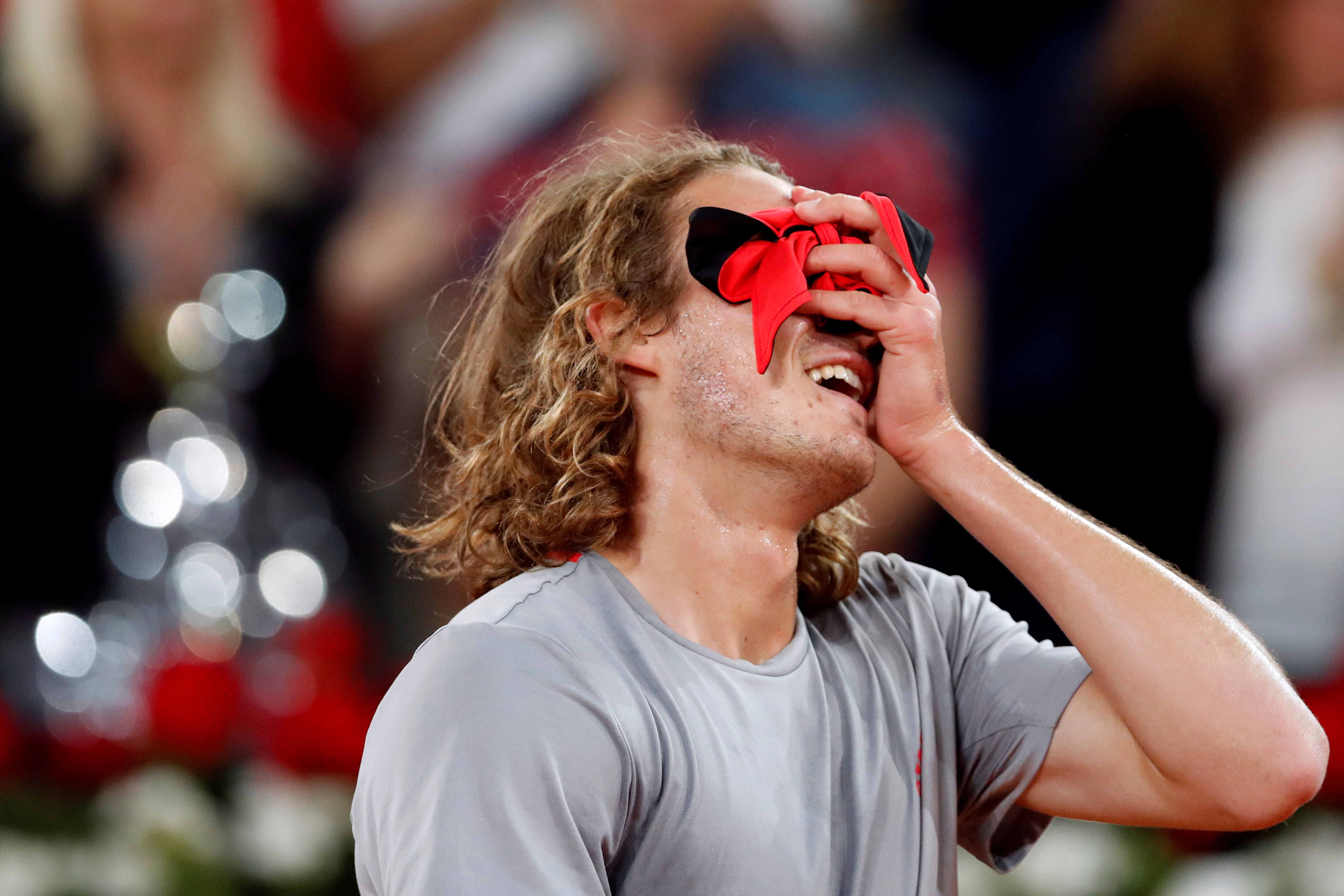 西班牙网球队碾压世界网球队，西西帕斯完成帽子戏法的简单介绍