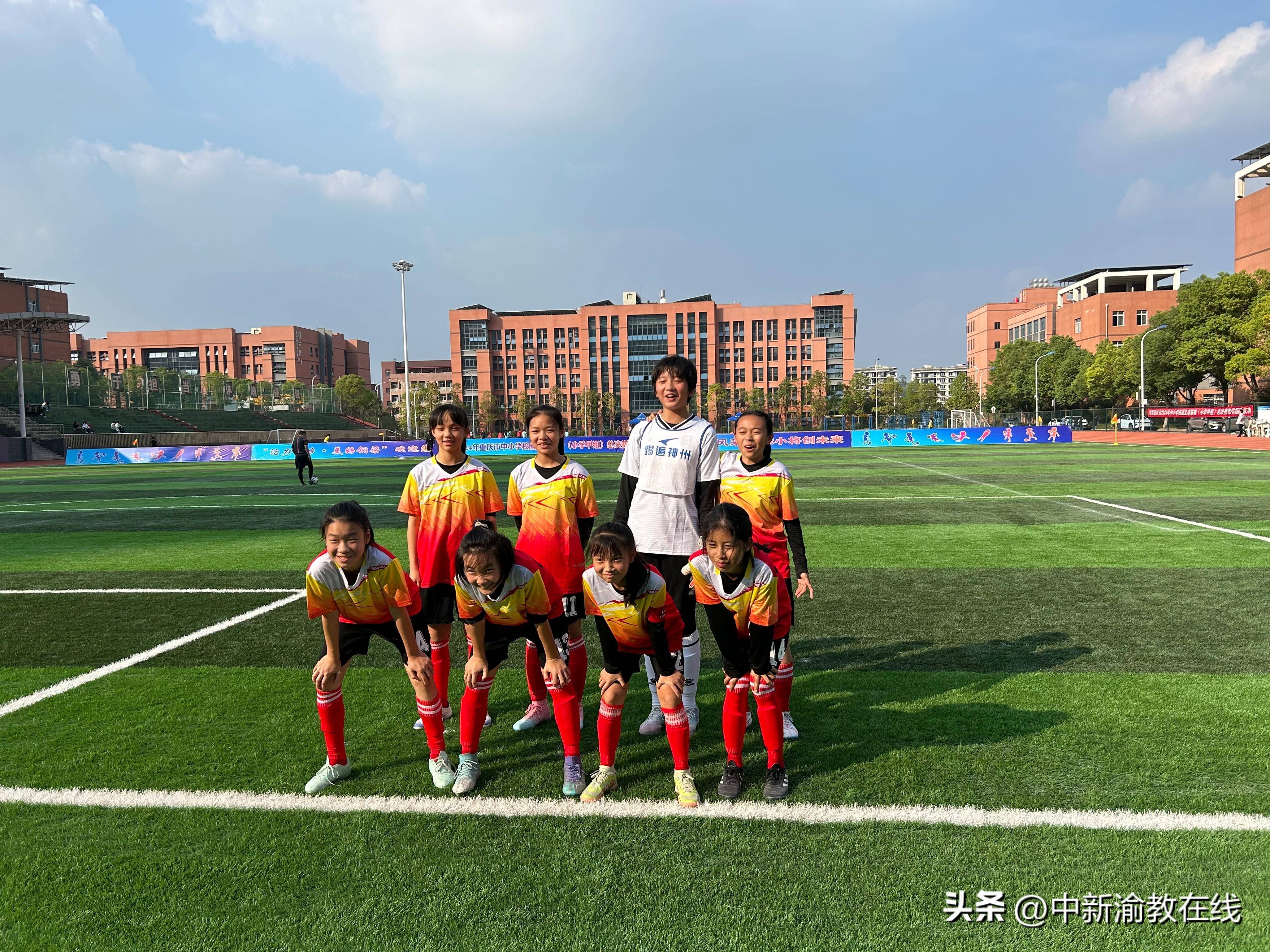 满场欢呼的足球比赛：女子选手展现实力！的简单介绍