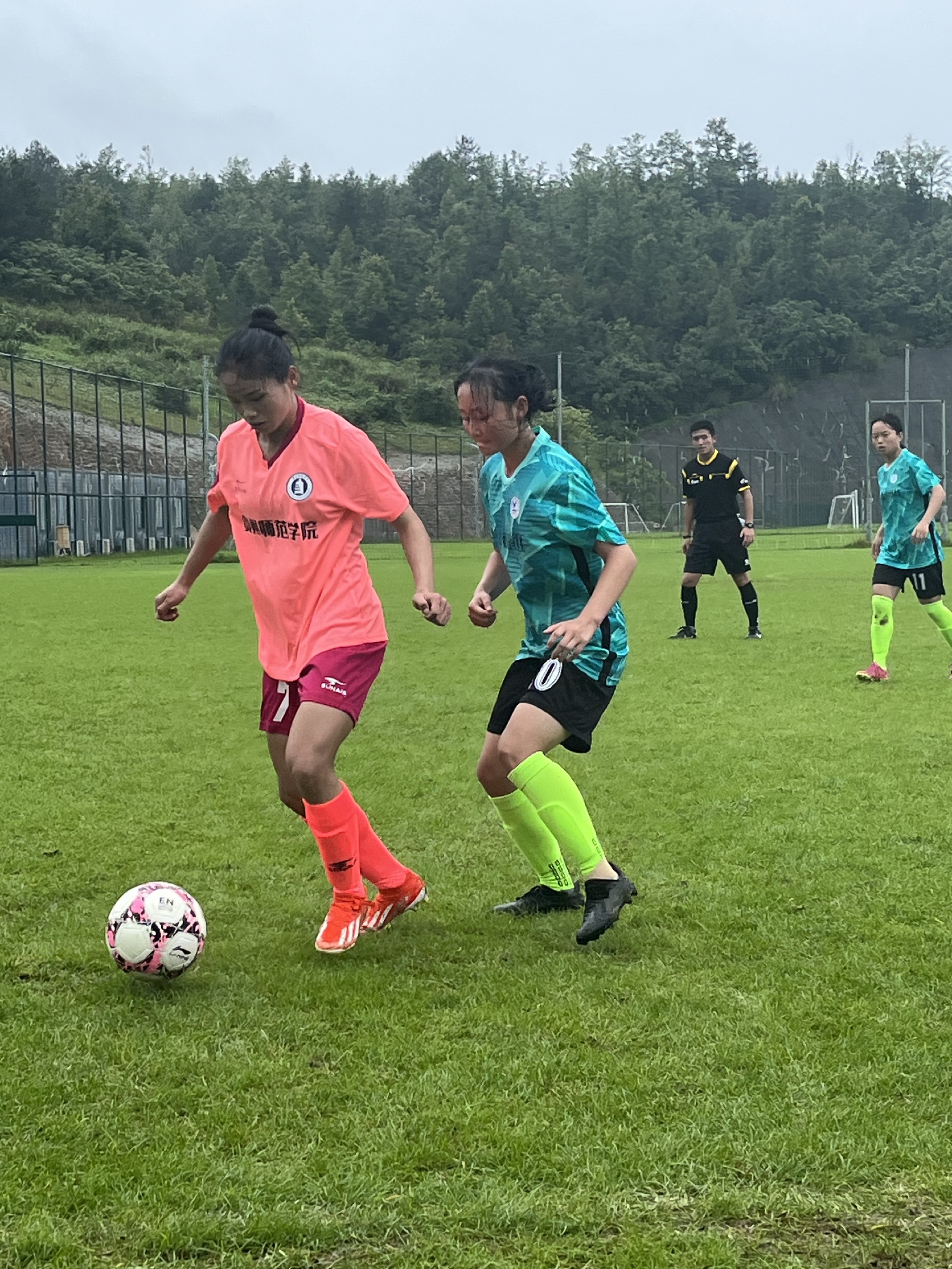 满场欢呼的足球比赛：女子选手展现实力！的简单介绍