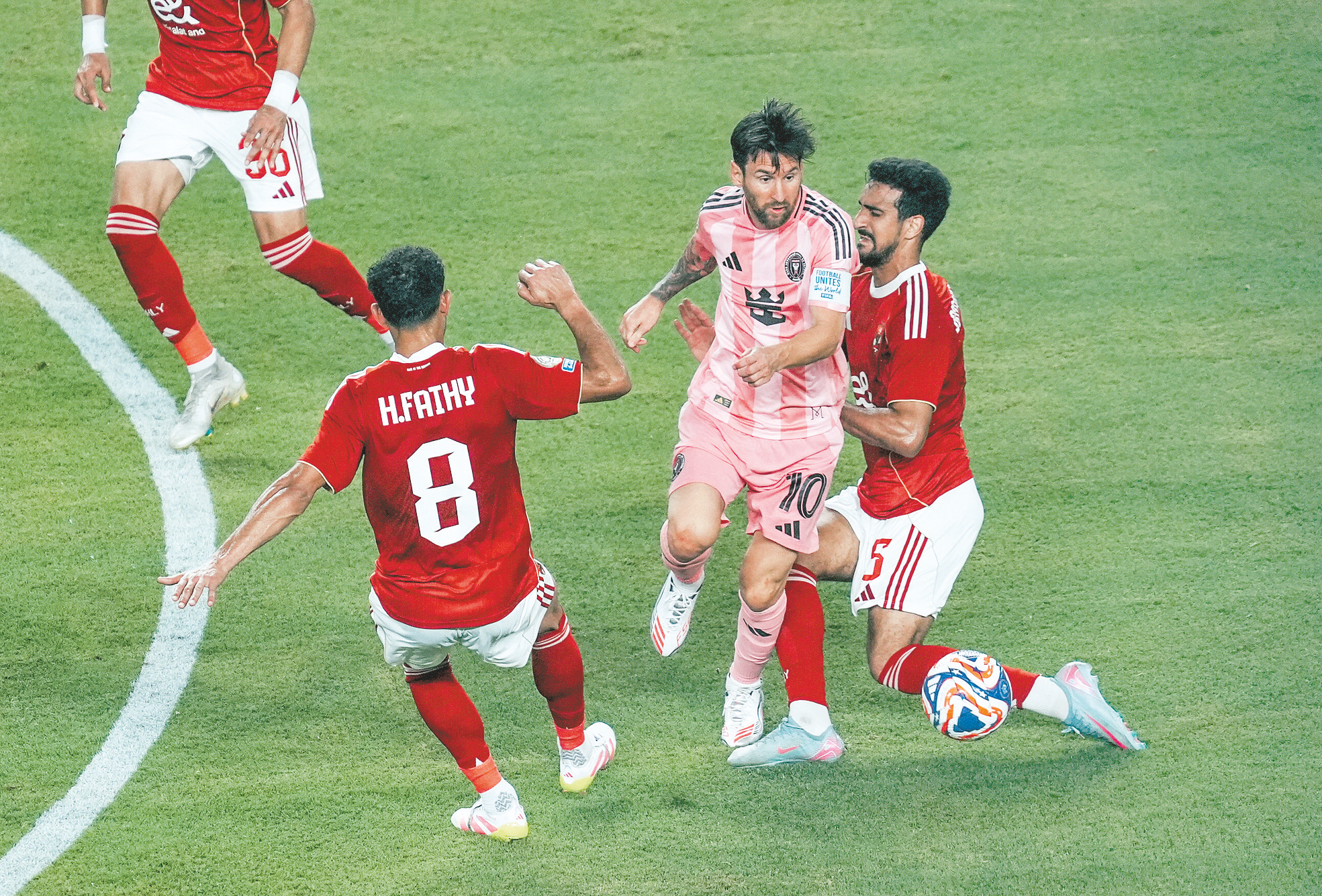 包含梅西带领巴塞罗那挑战曼联的主场优势的词条