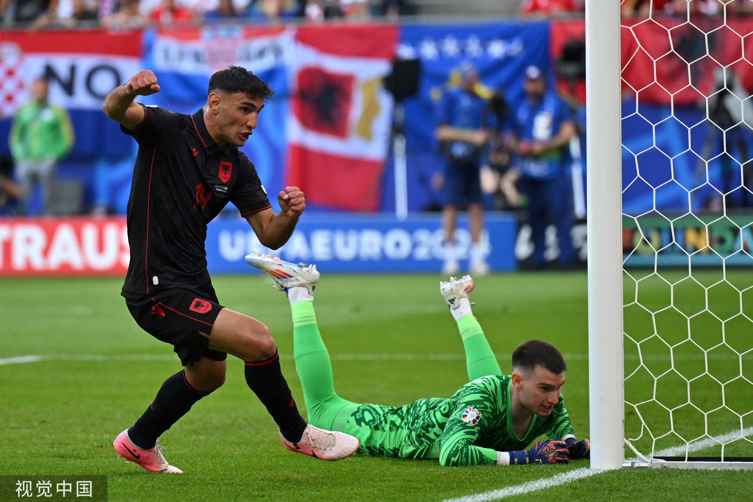 乌拉圭足球比赛中斩获胜利，领跑赛场的简单介绍