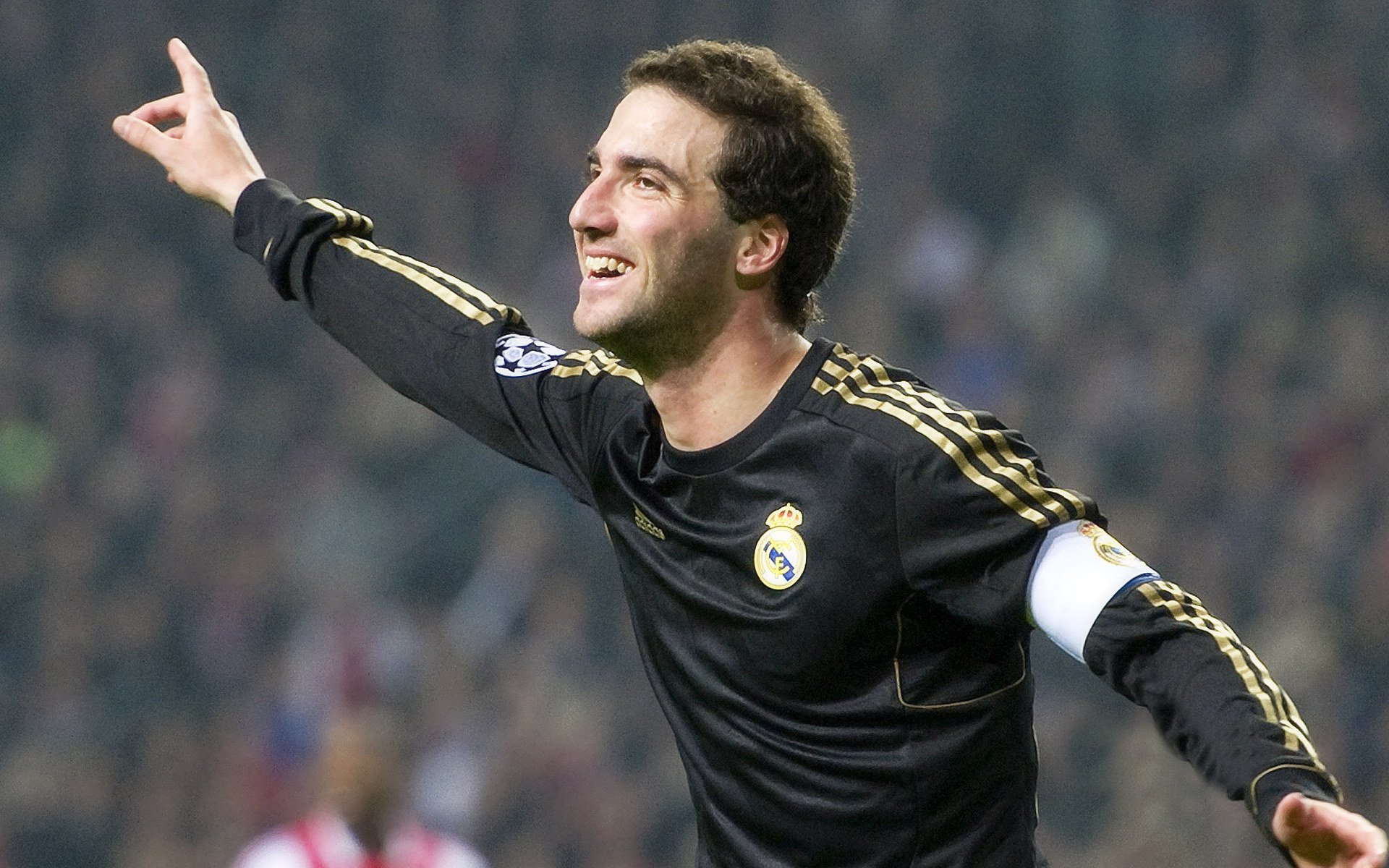 戈麦斯统治级数据引领巴黎，强势攻克塞维利亚展现欧冠野心